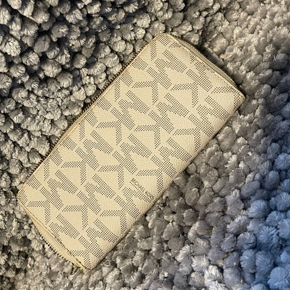 Michael Kors Monogram wallet. - Picture 3 of 7
